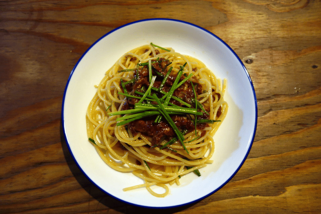 旅パスタ_河口湖①：馬肉タルタルのトマトソース・スパゲッティを作ってみた