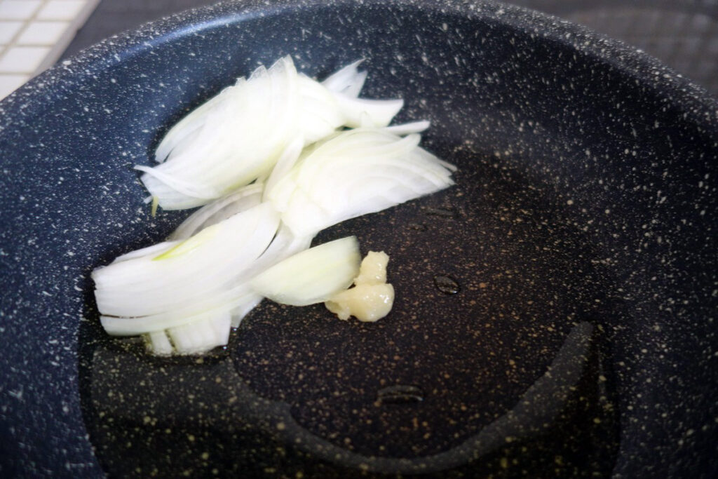 旅パスタ_信濃大町②：菜の花オイルと地元名物の油揚げで蕎麦スパゲッティを作ってみた