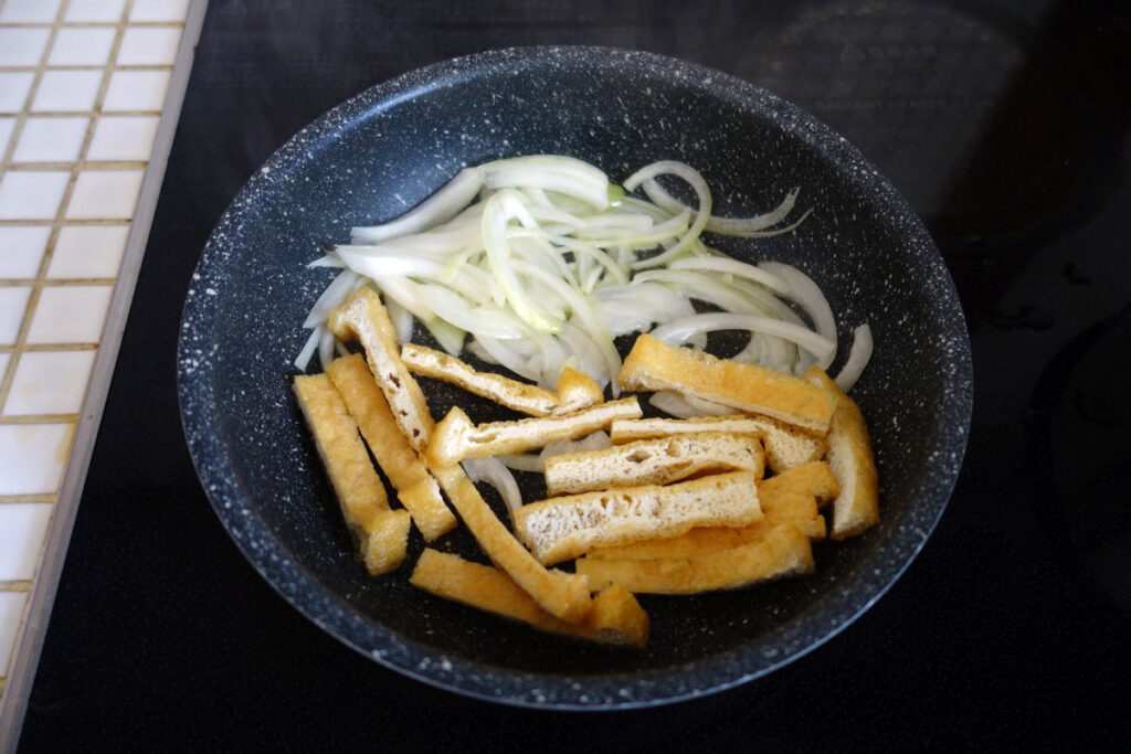 旅パスタ_信濃大町②：菜の花オイルと地元名物の油揚げで蕎麦スパゲッティを作ってみた
