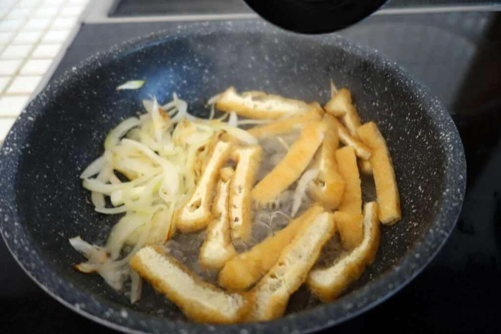 旅パスタ_信濃大町②：菜の花オイルと地元名物の油揚げで蕎麦スパゲッティを作ってみた