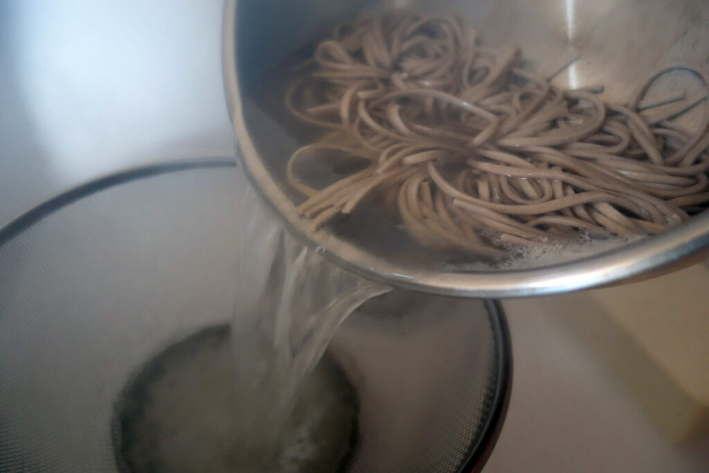 旅パスタ_信濃大町②：菜の花オイルと地元名物の油揚げで蕎麦スパゲッティを作ってみた