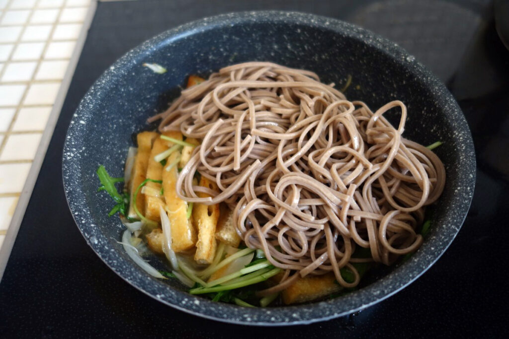 旅パスタ_信濃大町②：菜の花オイルと地元名物の油揚げで蕎麦スパゲッティを作ってみた