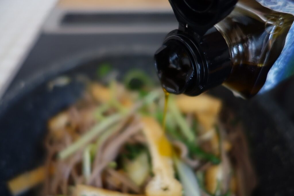 旅パスタ_信濃大町②：菜の花オイルと地元名物の油揚げで蕎麦スパゲッティを作ってみた 