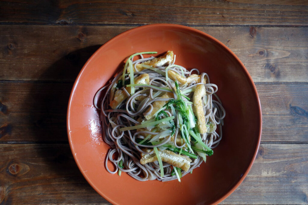 旅パスタ_信濃大町②：菜の花オイルと地元名物の油揚げで蕎麦スパゲッティを作ってみた