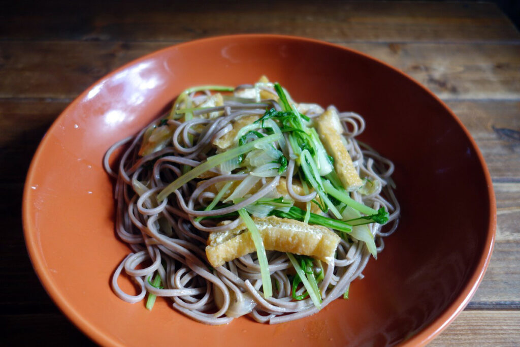 旅パスタ_信濃大町②：菜の花オイルと地元名物の油揚げで蕎麦スパゲッティを作ってみた
