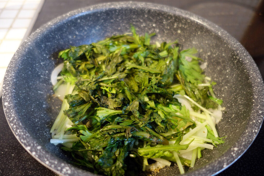 旅パスタ_信濃大町①：菜の花オイルと青菜のペペロンチーニを作ってみた