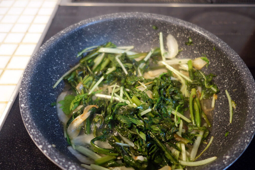 旅パスタ_信濃大町①：菜の花オイルと青菜のペペロンチーニを作ってみた
