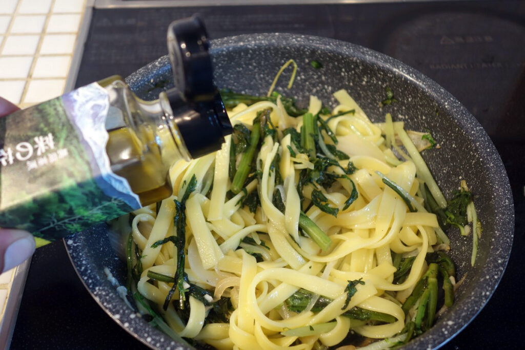 旅パスタ_信濃大町①：菜の花オイルと青菜のペペロンチーニを作ってみた