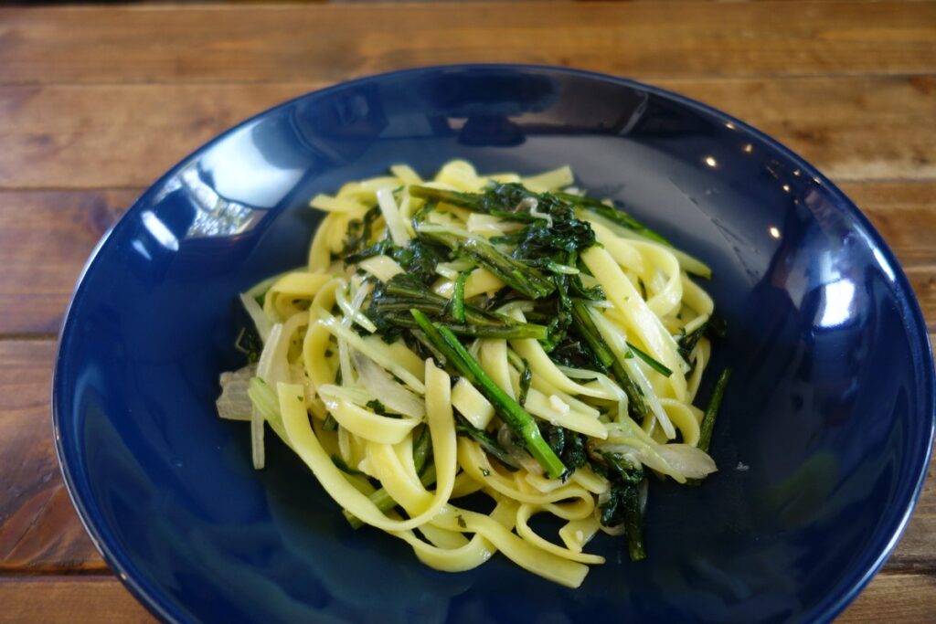 旅パスタ_信濃大町①：菜の花オイルと青菜のペペロンチーニを作ってみた
