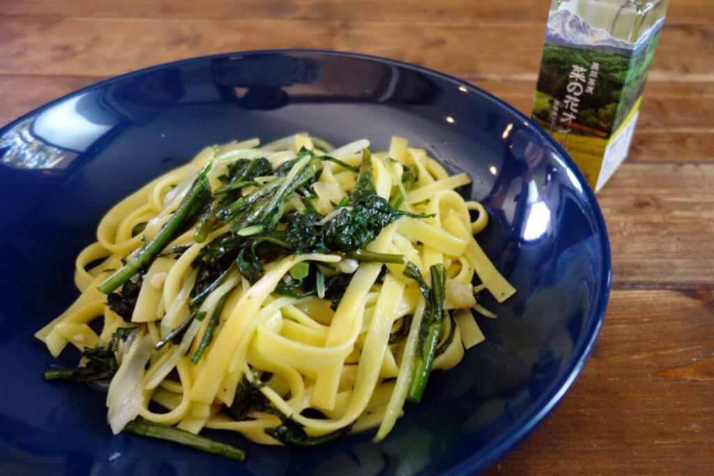 旅パスタ_信濃大町①：菜の花オイルと青菜のペペロンチーニを作ってみた
