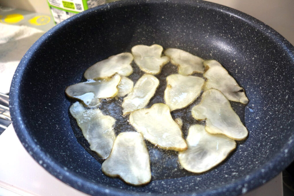 全国各地の名産品・食材でパスタを作るシリーズ。 今回は、信濃大町の菜の花オイルで作るパスタの最終回。 サラダ仕立ての春菊ばくだんスパゲッティーニを作ってみます。