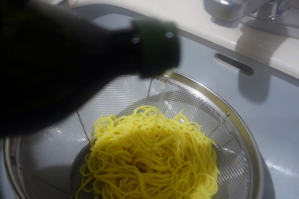 ①：春菊の葉を手で摘み取り、茎と分ける。 今回は、葉のみ使います。 また、葉野菜は包丁の金属を嫌うので、手でちぎったほうがいいとされることもあります。 ②：スライサーで薄切りにした菊芋を油焼きにする。 揚げ物をすることに慣れている方は、揚げたほうがうまくいきますが、油の処理が面倒なので、油焼きにしておきます。 ③：フライパン入れたオリーブオイルを熱し、玉ねぎを加える。 このあたりは基本的なパスタの作り方と同じです。