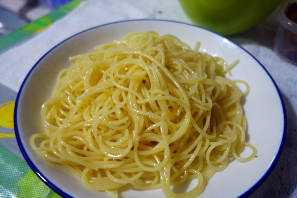 ①：春菊の葉を手で摘み取り、茎と分ける。 今回は、葉のみ使います。 また、葉野菜は包丁の金属を嫌うので、手でちぎったほうがいいとされることもあります。 ②：スライサーで薄切りにした菊芋を油焼きにする。 揚げ物をすることに慣れている方は、揚げたほうがうまくいきますが、油の処理が面倒なので、油焼きにしておきます。 ③：フライパン入れたオリーブオイルを熱し、玉ねぎを加える。 このあたりは基本的なパスタの作り方と同じです。